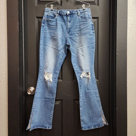 BLANKNYC 'Hoyt' Mini Boot Cut Jeans in Home Sweet 337/346 - Picture 5 of 16